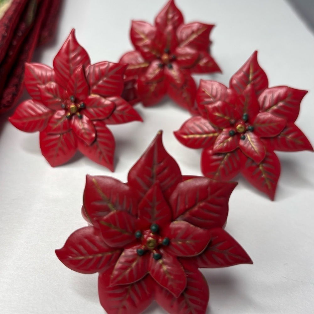 PLACEMATS POINSETTIAS (SET OF 4) WITH POINSETTIAS NAPKIN RINGS (4) - Picture 2 of 6